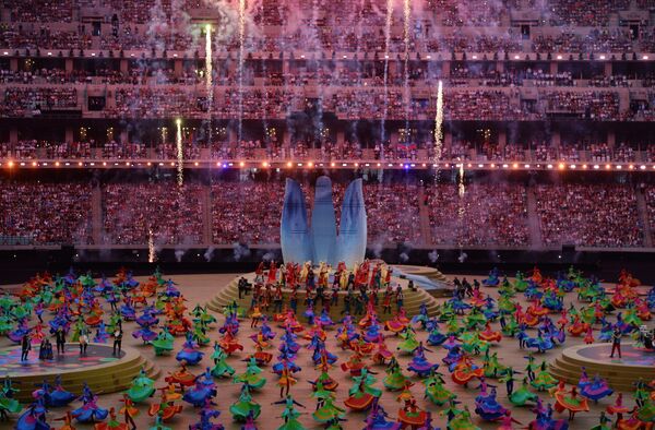 Артисты во время театрализованного представления на церемонии закрытия I Европейских игр в Баку