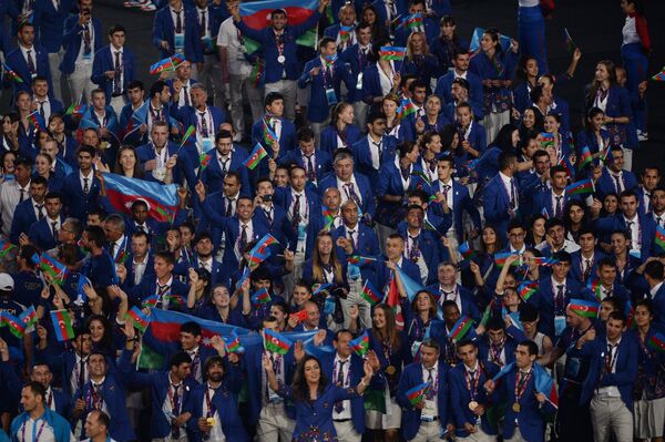 Представители Азербайджана во время парада атлетов и членов национальных делегаций на церемонии закрытия I Европейских игр в Баку