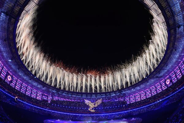 Салют над стадионом во время церемонии закрытия I Европейских игр в Баку