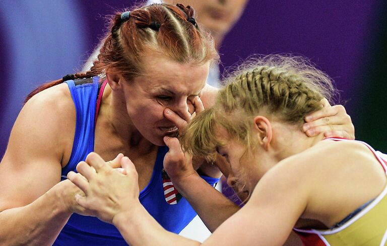 Светлана Липатова (Россия) и Марианна Шаштин (Венгрия) во время поединка на соревнованиях по вольной борьбе среди женщин в весовой категории до 60 кг на I Европейских играх в Баку