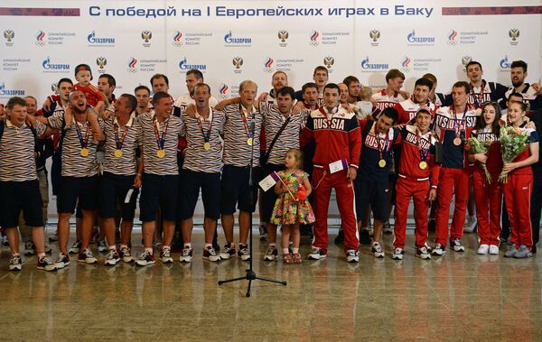 Спортсмены на торжественной церемонии встречи сборной России, прибывшей с I Европейских игр, в аэропорту Шереметьево-2