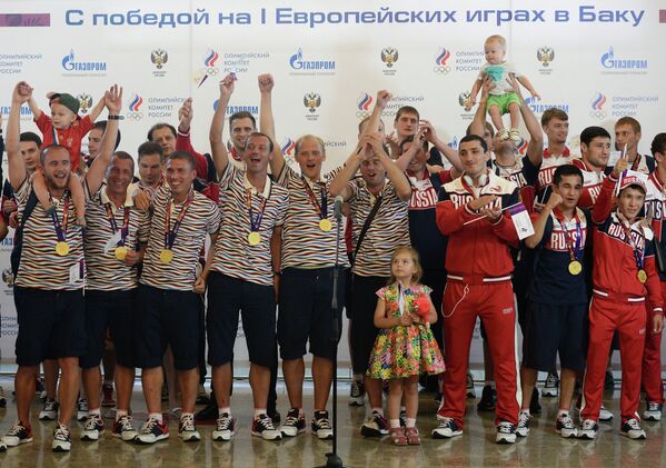 Спортсмены на торжественной церемонии встречи сборной России, прибывшей с I Европейских игр