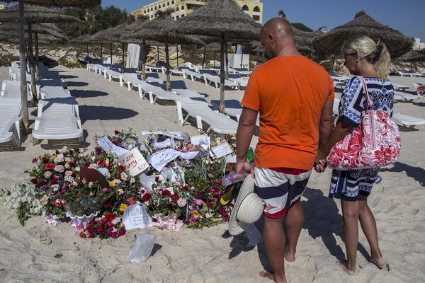 Цветы на месте нападения на туристов на пляже отеля курорта Эль-Кантауи в Тунисе. Июнь 2015