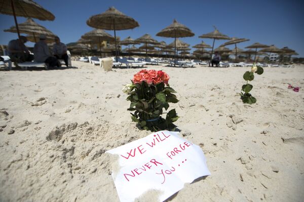 Цветы на месте нападения на туристов на пляже отеля курорта Эль-Кантауи в Тунисе. Июнь 2015