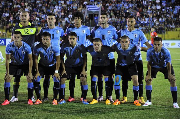 Защитник молодежной сборной Уругвая Маурисио Лемос (третий слева в верхнем ряду)