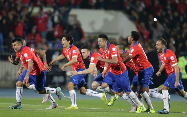 Футболисты сборной Чили радуются победе в финальном матче против сборной Аргентины в Кубке Америки