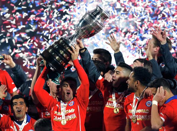 Футболисты сборной Чили с трофеем за победу на Кубке Америки