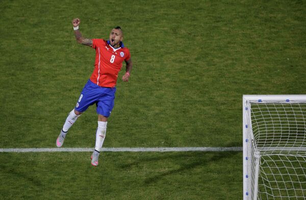 Полузащитник сборной Чили Артуро Видаль радуется забитому мячу
