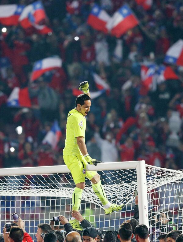 Голкипер Клаудио Браво радуется победе сборной Чили на Кубке Америки