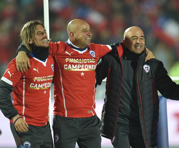 Главный тренер сборной Чили Хорхе Сампаоли (справа) после победы на Кубке Америки