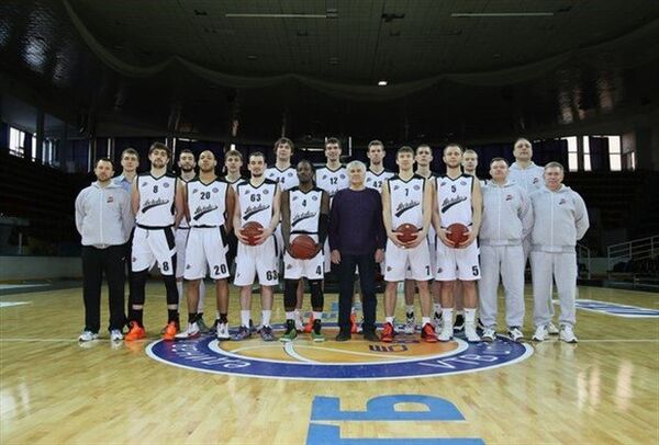 Игроки и тренерский штаб баскетбольного клуба Автодор (Саратов)