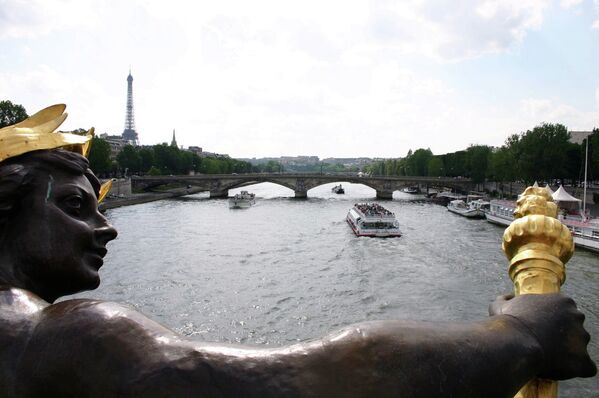 Вид на Сену с моста Александра III в Париже