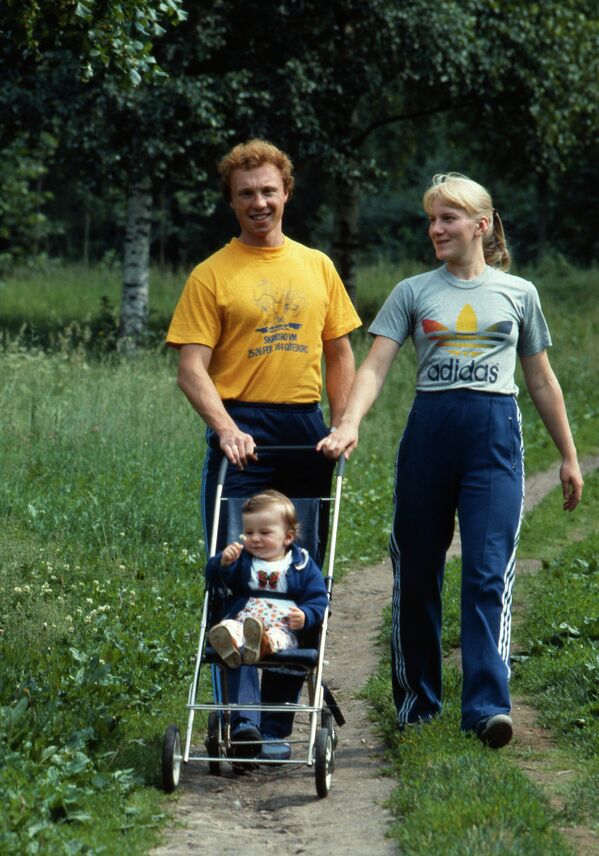 Спортсмен Олег Божьев с женой и сыном