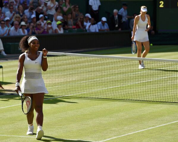Серена Уильямс радуется победе над Марией Шараповой (на дальнем плане) в полуфинальном  матче Уимблдона