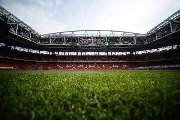 Футбольное поле на стадионе Спартак в Москве