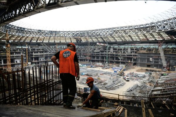 Рабочие на строительной площадке Большой Спортивной Арены Лужники в Москве