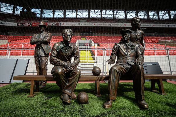 Памятник, установленный в честь игроков ФК Спартак братьев Старостиных, на стадионе Спартака в Москве