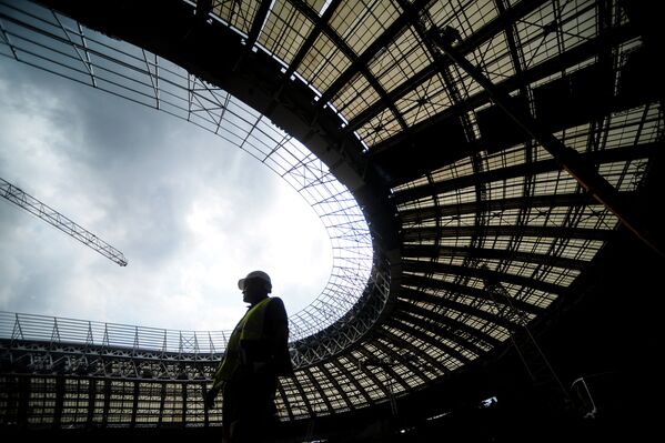 Рабочий на строительной площадке Большой Спортивной Арены Лужники в Москве
