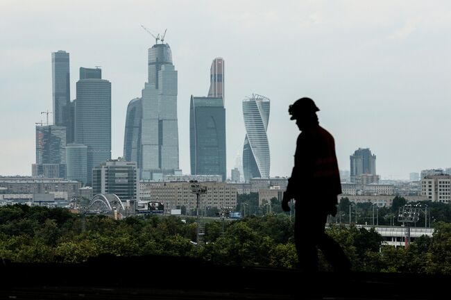 Рабочий на строительной площадке Большой Спортивной Арены Лужники в Москве