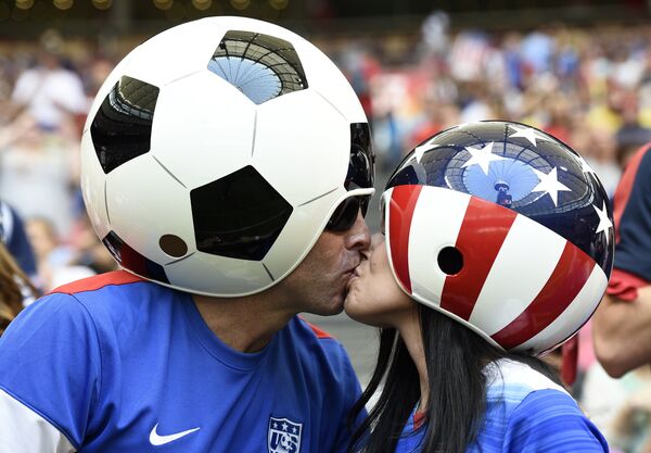 Поцелуй болельщиков сборной США во время матча женского чемпионата мира по футболу между сборными США и Японии