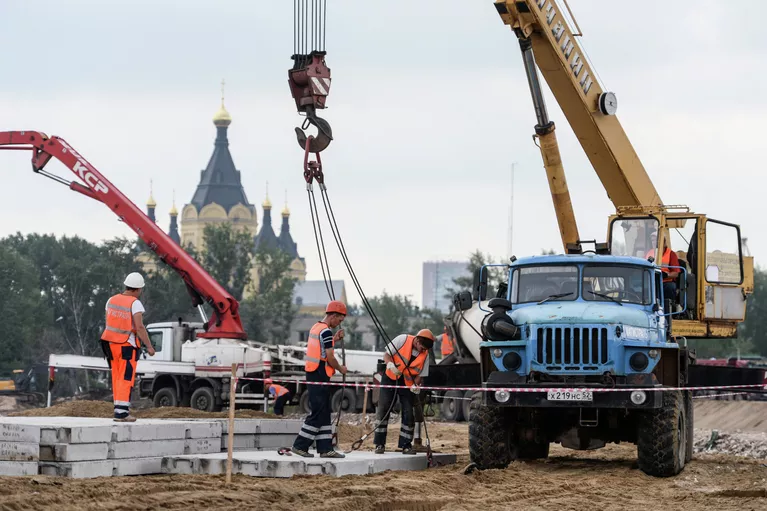 Рабочие на площадке, где идет строительство стадиона Нижний Новгород к чемпионату мира по футболу 2018 года Рабочие на площадке, где идет строительство стадиона Нижний Новгород к чемпионату мира по футболу 2018 года