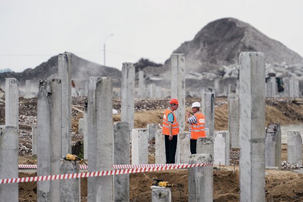 Рабочие на площадке, где идет строительство стадиона Нижний Новгород к чемпионату мира по футболу 2018 года