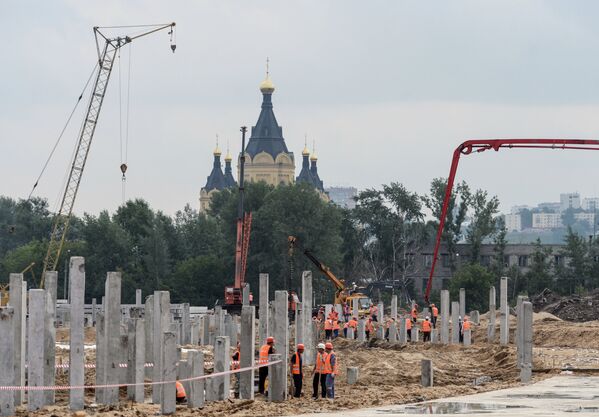 Рабочие на площадке, где идет строительство стадиона Нижний Новгород к чемпионату мира по футболу 2018 года