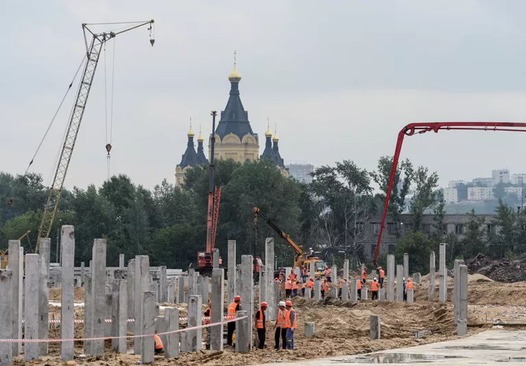Рабочие на площадке, где идет строительство стадиона Нижний Новгород к чемпионату мира по футболу 2018 года Рабочие на площадке, где идет строительство стадиона Нижний Новгород к чемпионату мира по футболу 2018 года