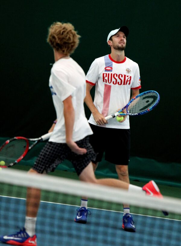 Теннисисты сборной России Андрей Рублев и Константин Кравчук (справа) на тренировке