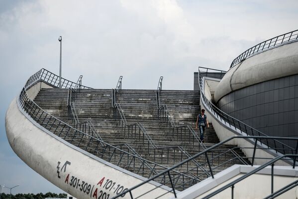 Мужчина идет по лестнице стадиона Казань Арена в Казани