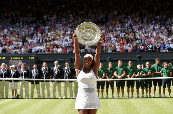 Серена Уильямс с титулом за победу на Уимблдонском теннисном турнире