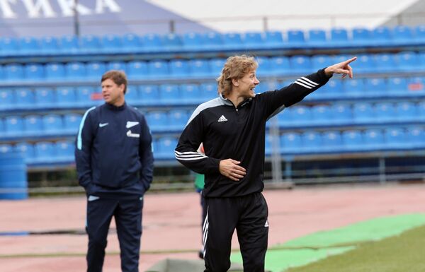 Старший тренер Зенита-2 Владислав Радимов (слева) и главный тренер Торпедо (Армавир) Валерий Карпин