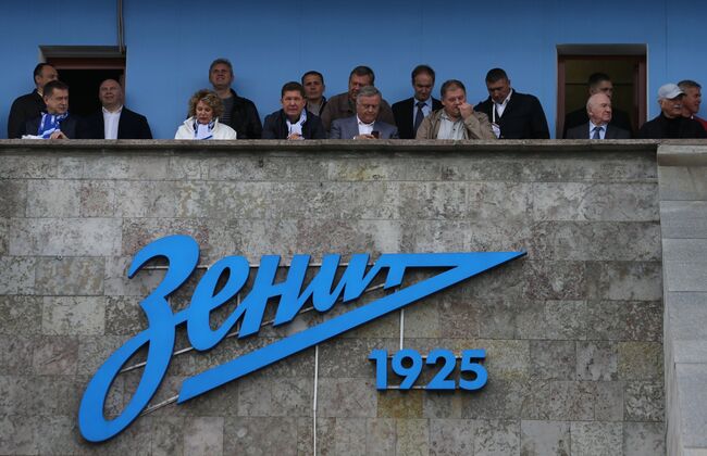 Председатель правления ОАО Газпром Алексей Миллер (в центре слева), президент ОАО Российские железные дороги Владимир Якунин (в центре справа) и исполняющий обязанности президента РФС Никита Симонян (третий справа)