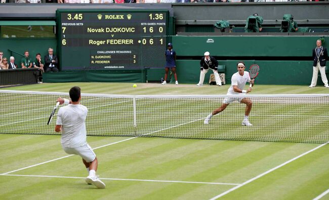 Новак Джокович и Роджер Федерер (слева направо) в финальном матче Уимблдонского теннисного турнира