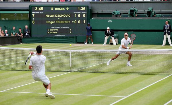 Новак Джокович и Роджер Федерер (слева направо) в финальном матче Уимблдонского теннисного турнира