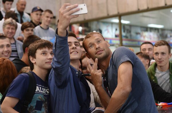 Защитник ПФК ЦСКА Василий Березуцкий (в центре справа) фотографируется с болельщиками