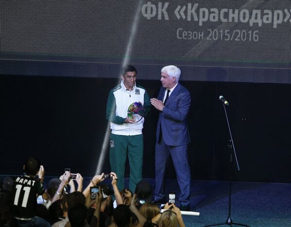 Генеральный директор ФК Краснодар Владимир Хашиг (справа) вручает приз лучшему игроку ФК Краснодар Одилу Ахмедову
