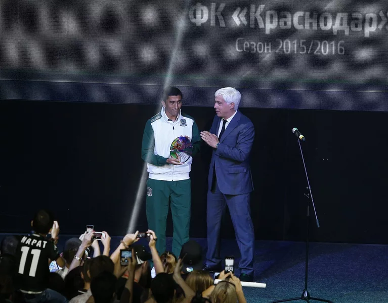 Генеральный директор ФК Краснодар Владимир Хашиг (справа) вручает приз лучшему игроку ФК Краснодар Одилу Ахмедову Генеральный директор ФК Краснодар Владимир Хашиг (справа) вручает приз лучшему игроку ФК Краснодар Одилу Ахмедову