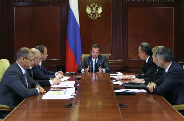 Дмитрий Медведев (в центре)
