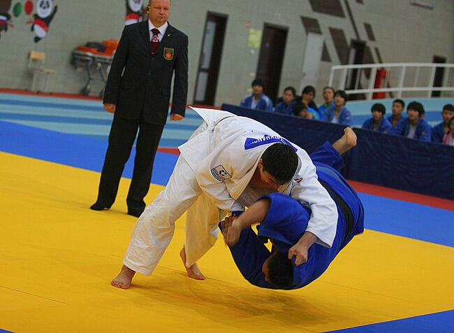 Спортсмены во время соревнования по дзюдо