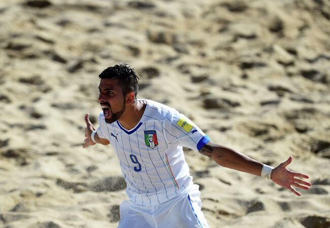 Форвард сборной Италии по пляжному футболу Эммануэле Зурло радуется забитому голу