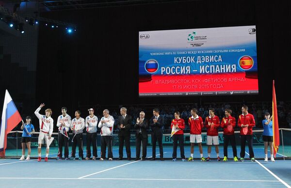 Сборная России (слева) и сборная Испании