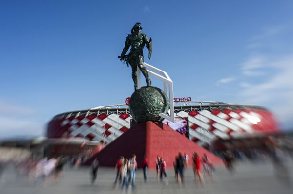 Скульптурная фигура гладиатора у стадиона Спартак в Москве