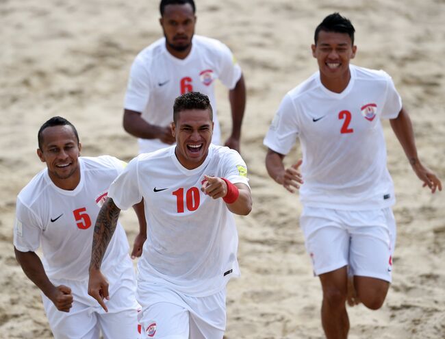 Игроки сборной Таити по пляжному футболу радуются забитому голу