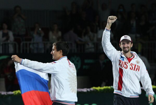 Игроки сборной России по теннису радуются победе в матче Кубка Дэвиса