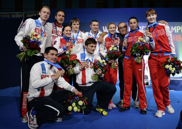 Рапиристы сборной России, завоевавшие серебряные медали на соревнованиях командного первенства по фехтованию