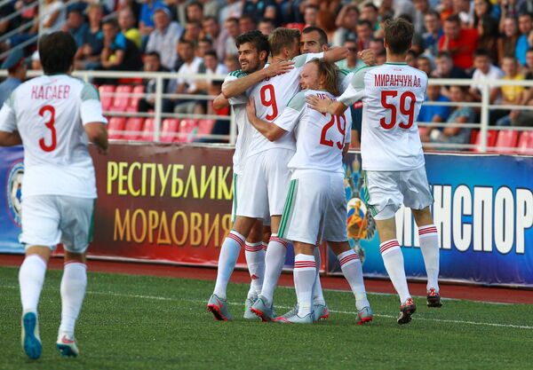 Игроки Локомотива радуются забитому голу