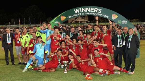Игроки сборной Испании и тренерский штаб радуются победе в финальном матче юношеского чемпионата Европы до 19
