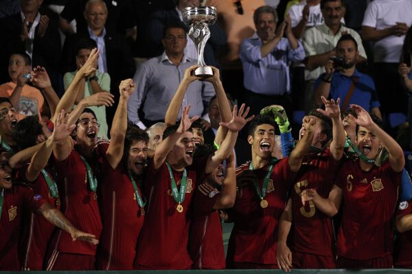 Игроки сборной Испании радуются победе в финальном матче юношеского чемпионата Европы до 19 лет между сборными командами России и Испании