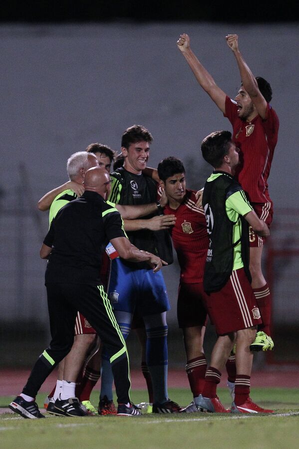 Игроки юношеской сборной Испании радуются забитому голу